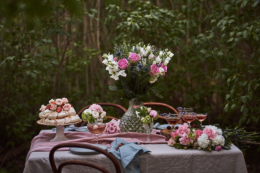 Duka upp för sommarfest utomhus